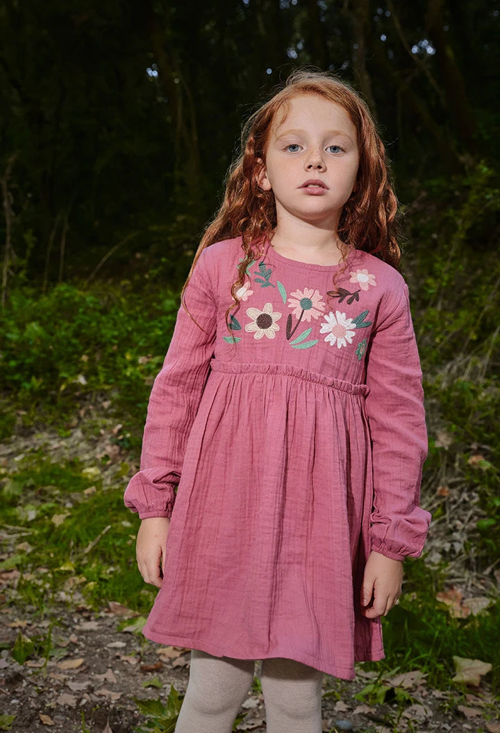 Vestido frambuesa para niña con bordado floral en el pecho