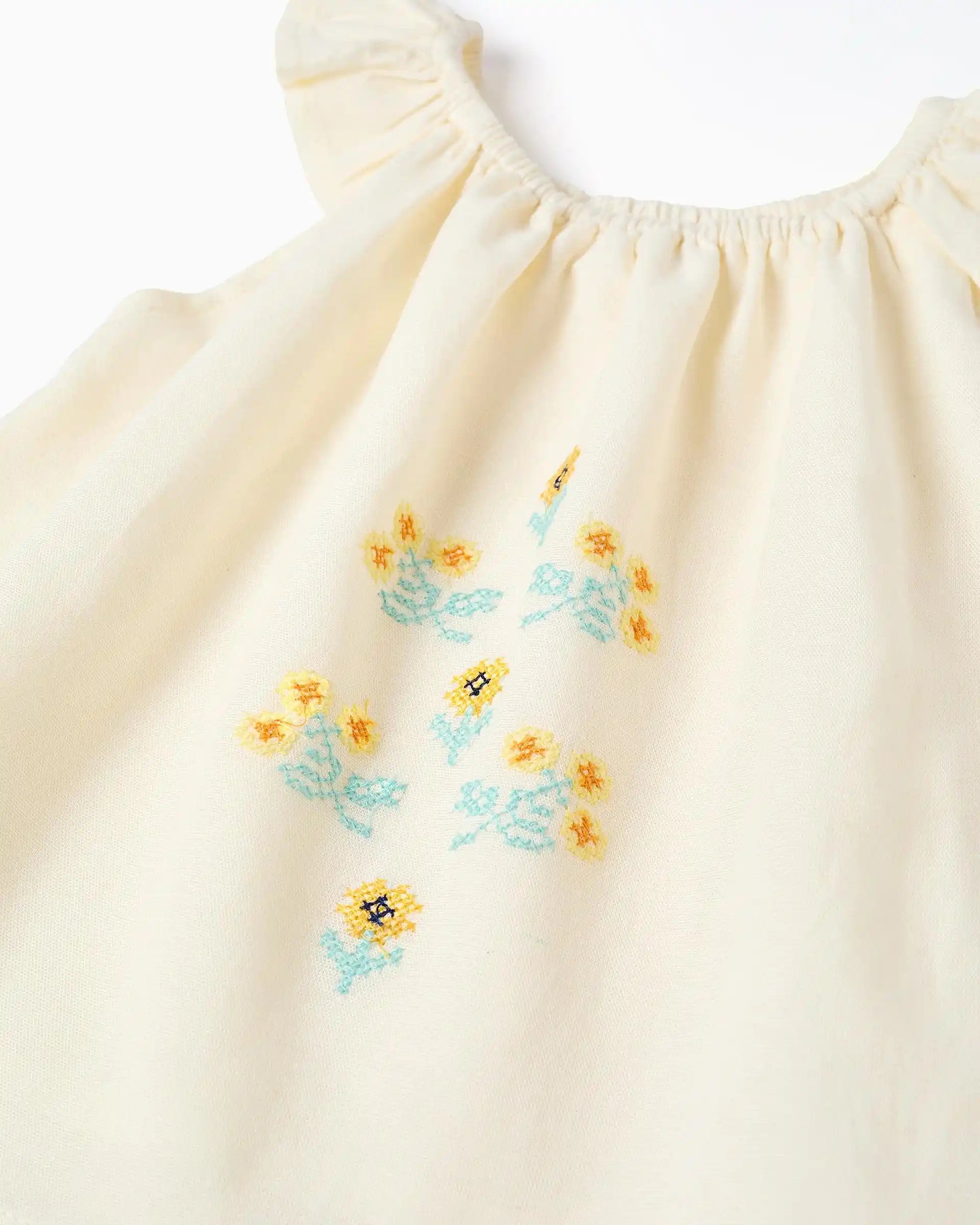 Blusa Bordado Flor Beige Zippy detalle