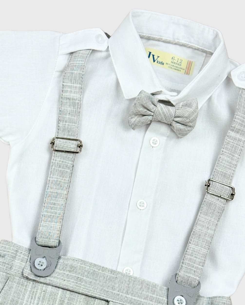 Traje Ceremonia Con Bermuda Tirantes y Boina Gris Elegante