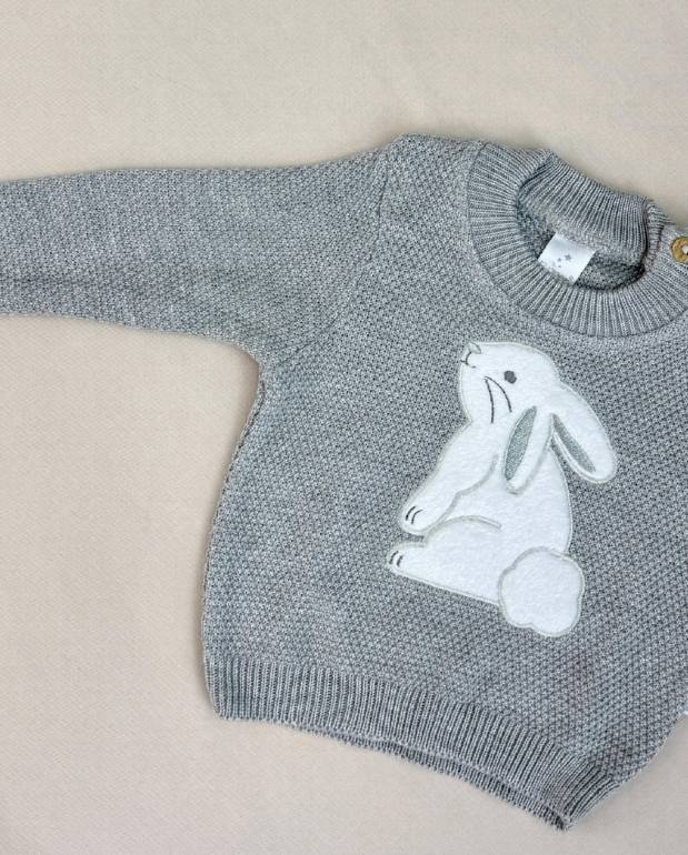 Set Primer Día Conejo Bordado Gris Detalle