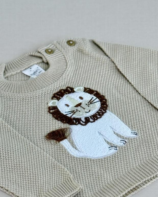 Set Primer Día Bordado León Beige Detalle