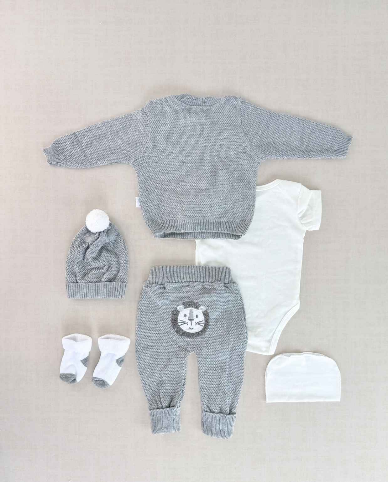 Set Primer Día Bordado León Gris Niñas