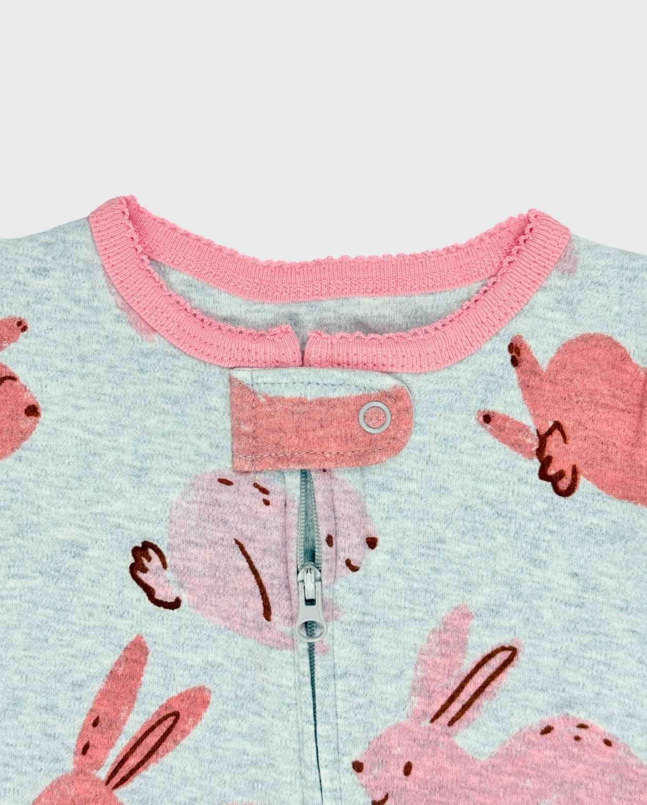 Pijama Enteriza Estampado Conejo Gris Detalles