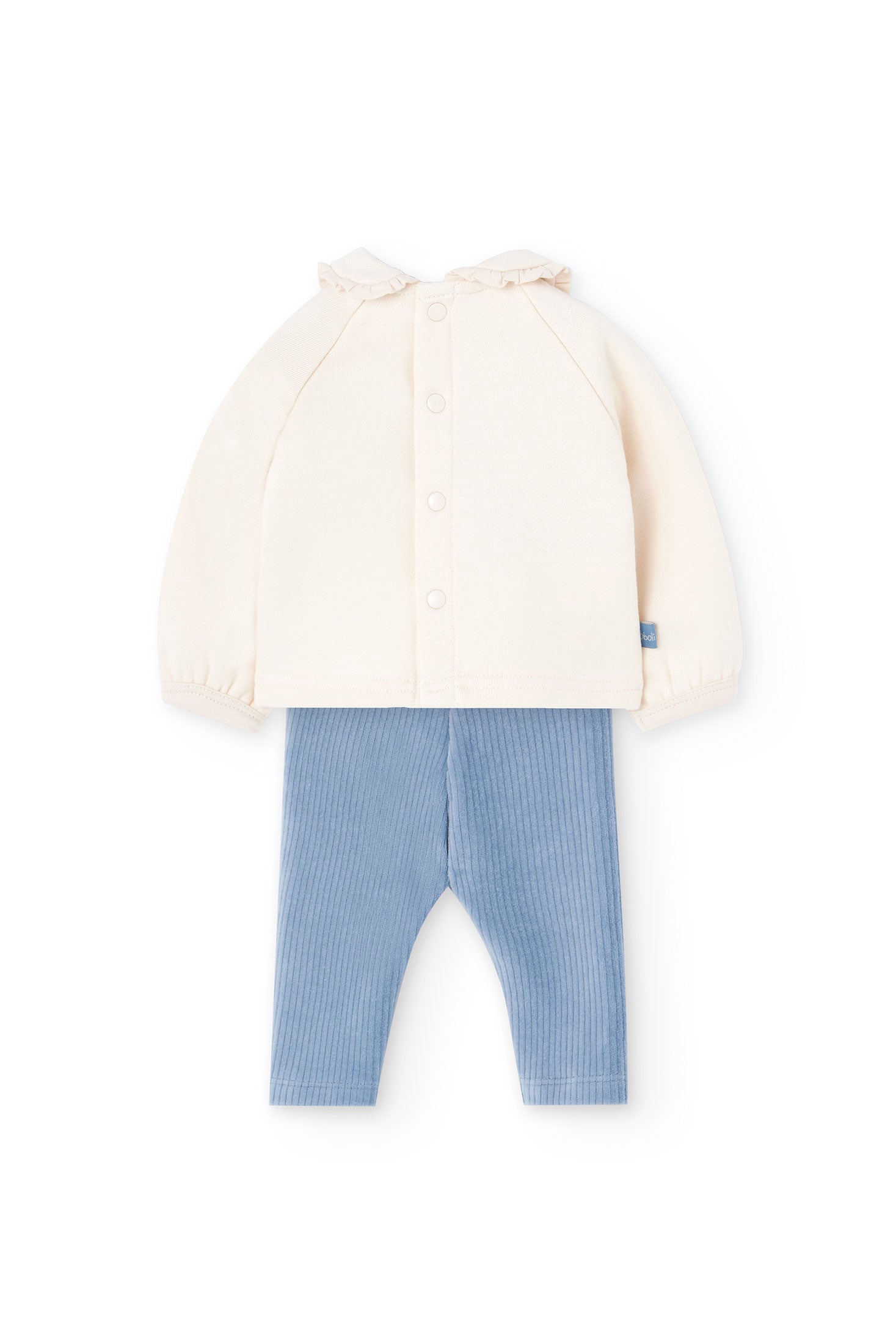 Primer plano del tejido canalé en el legging azul