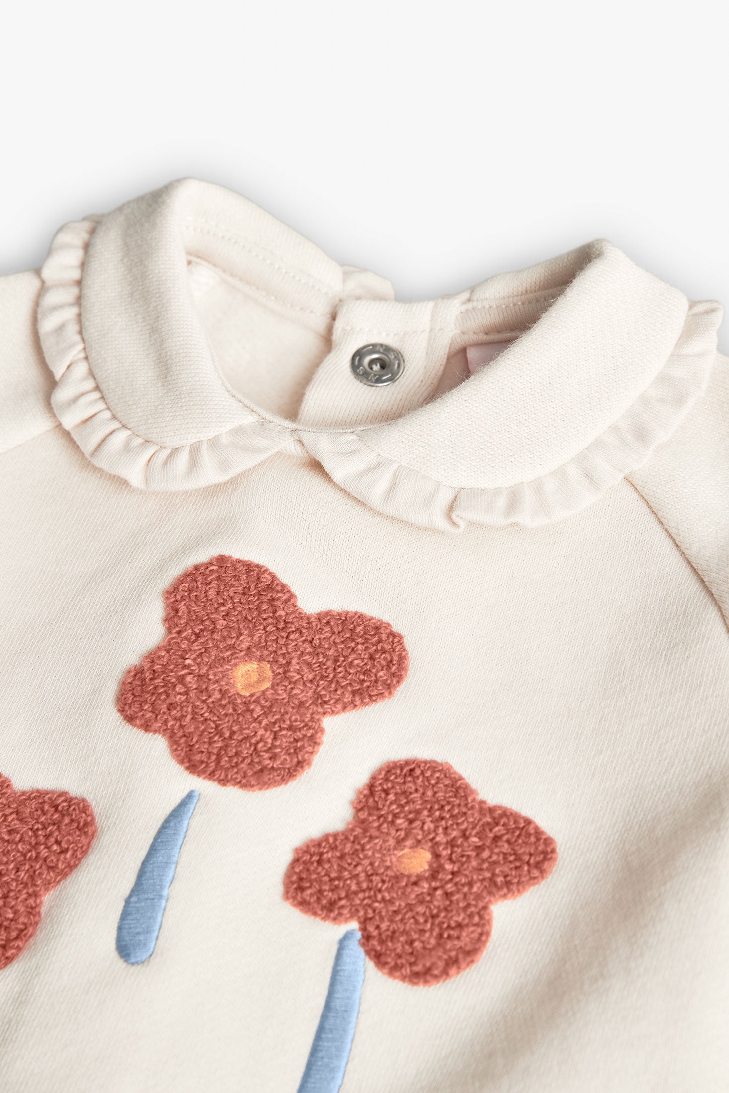 Vista frontal del conjunto Boboli para bebé saco beige y pantalón azul