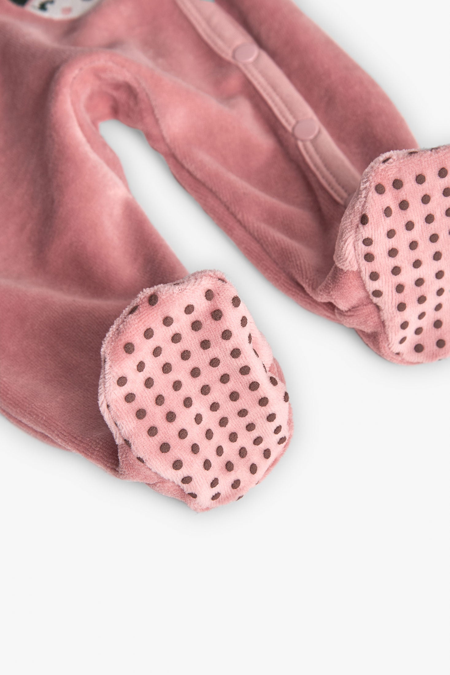 Vista lateral del enterizo rosa