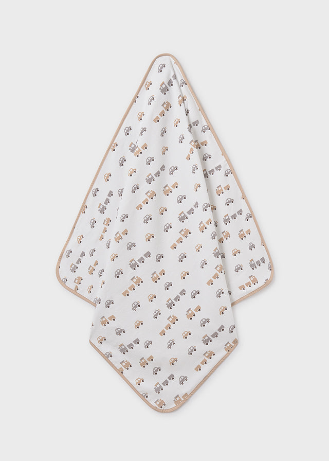 Toalla con Capota Bordado Autos Café Mayoral Detalle