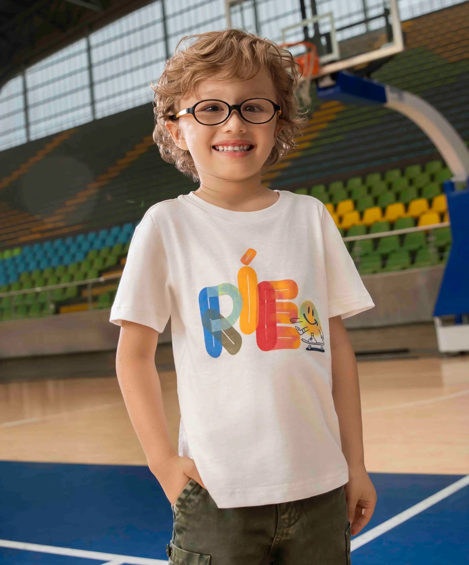 Camiseta blanca infantil con estampado RÍE a color