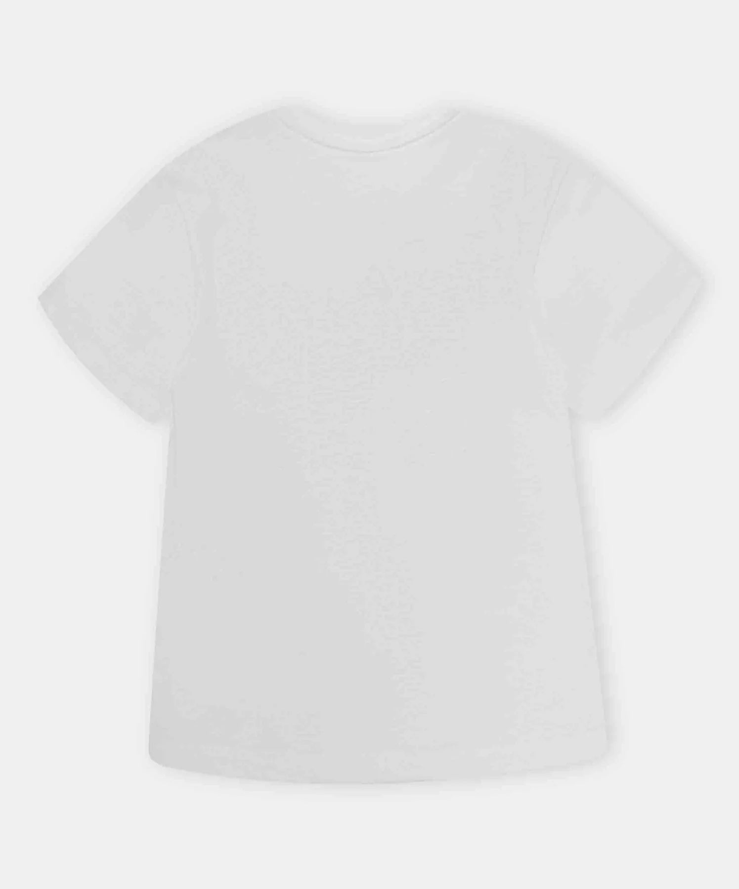 Vista frontal de camiseta blanca con letras RÍE