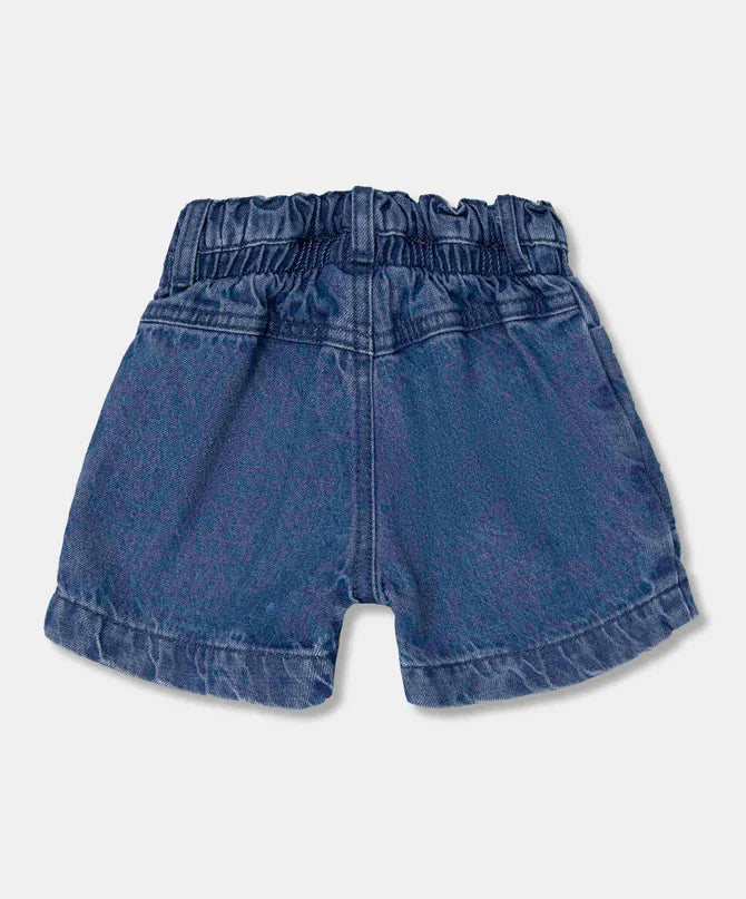 Vista frontal short mezclilla azul infantil con bolsillos