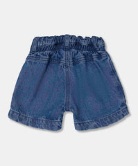 Vista frontal short mezclilla azul infantil con bolsillos