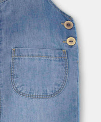 Vista frontal enterizo bebé denim azul medio