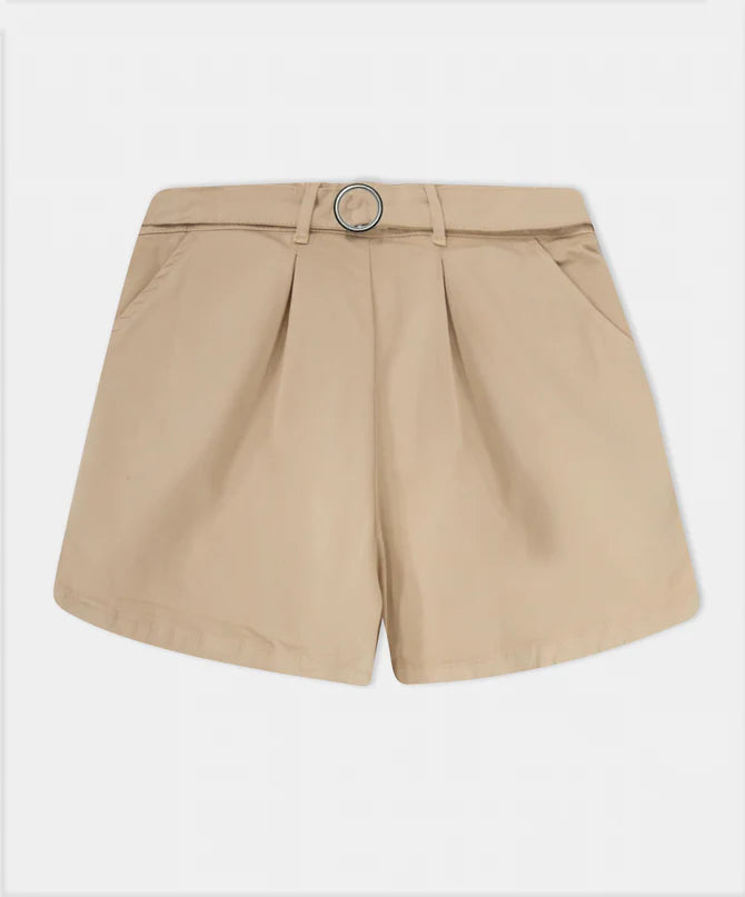 Vista frontal de short plano beige para niña