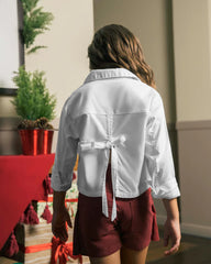 Camisa infantil blanca elegante con lazo en la espalda