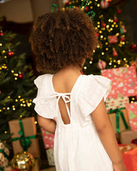 Vestido de niña en tela bordada cruda con mangas de volante