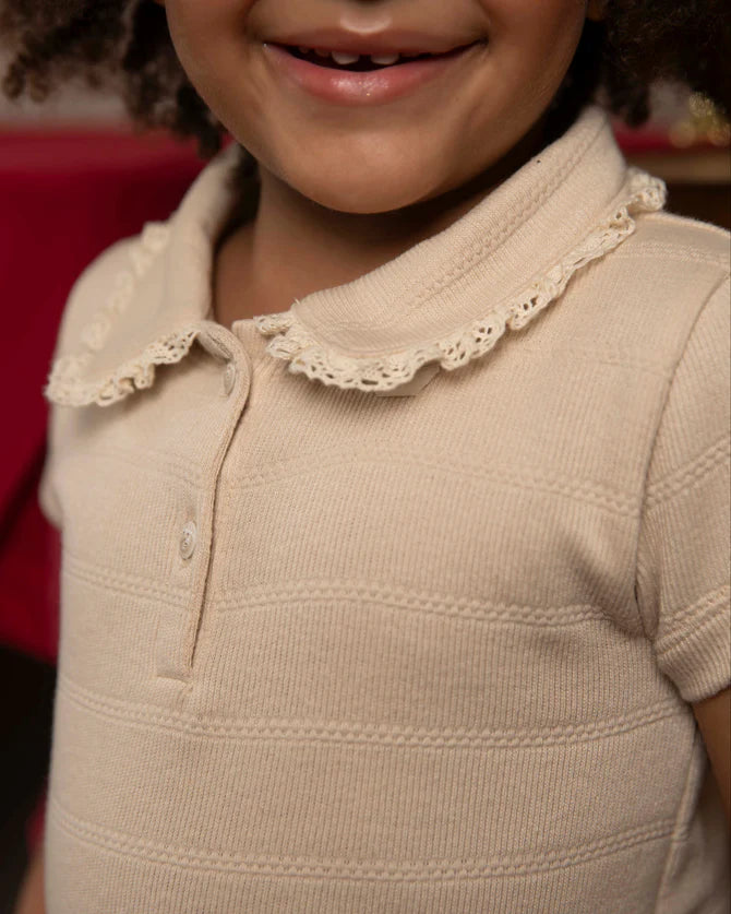 Blusa infantil beige cuello de encaje para niñas 2 a 5 años