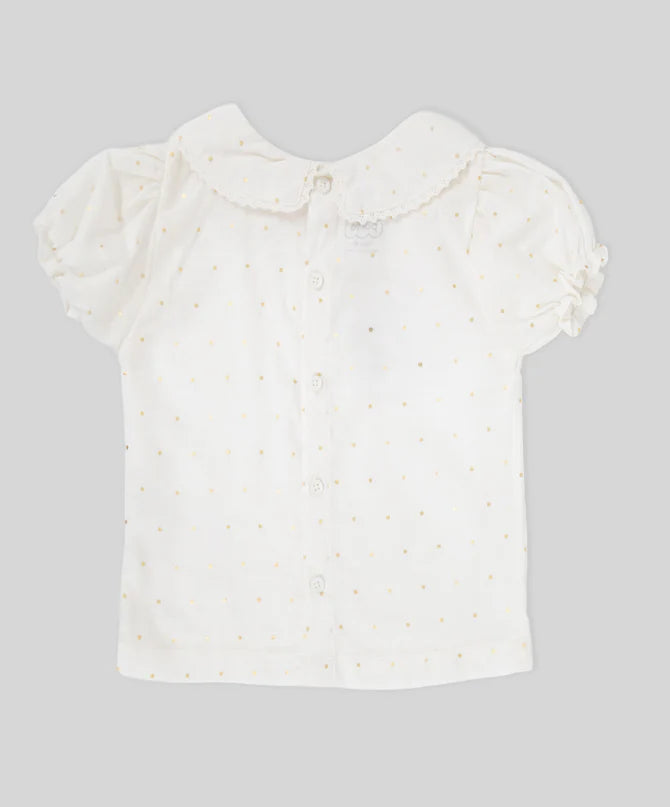 Vista frontal de blusa blanca con botones en la espalda