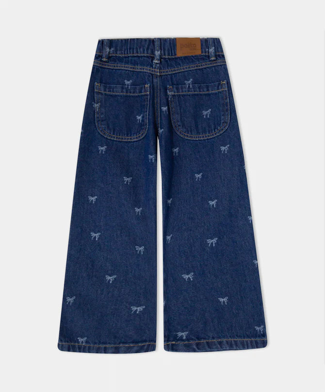 Detalle del estampado de lazos en pantalón de mezclilla
