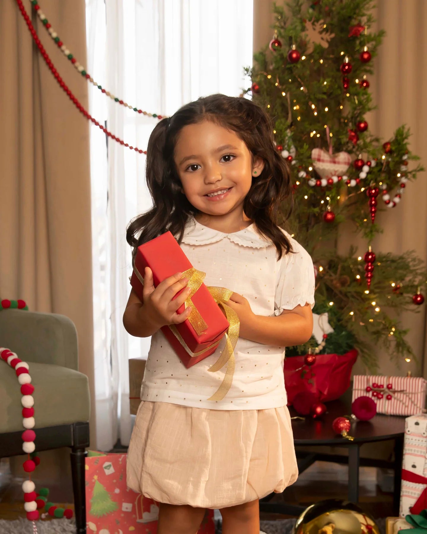 Blusa blanca niña manga corta con cuello Peter Pan