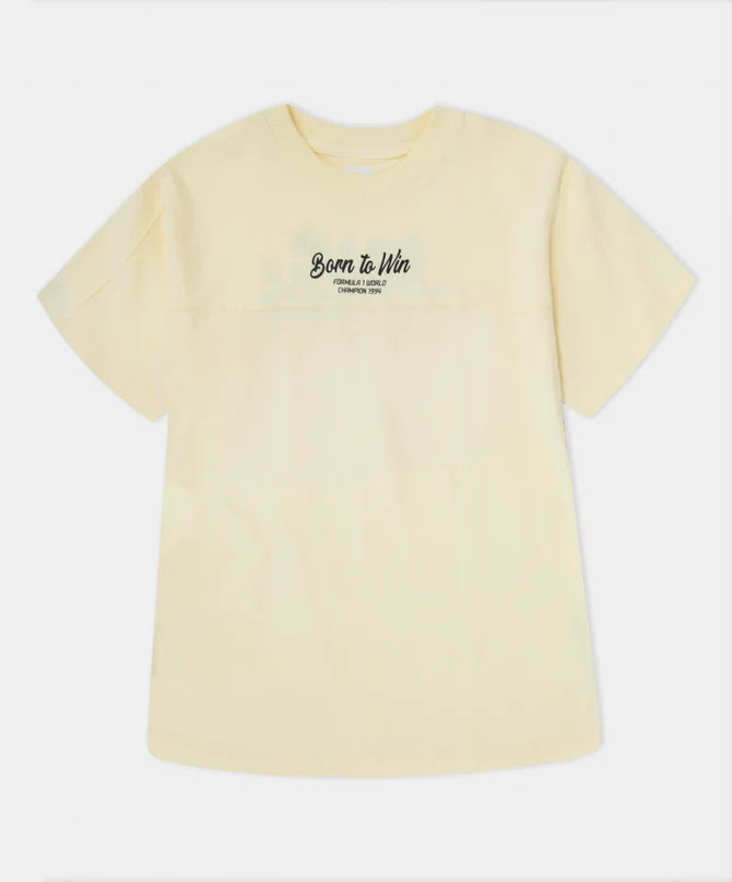 Vista frontal camiseta niño amarillo estampado motorsport