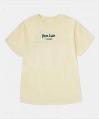 Vista frontal camiseta niño amarillo estampado motorsport