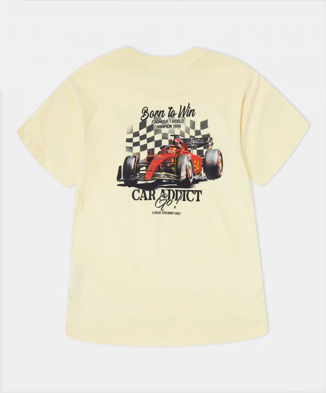 Camiseta infantil amarilla con estampado de coche de carreras