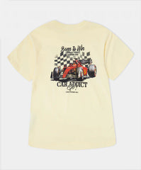 Camiseta infantil amarilla con estampado de coche de carreras