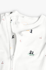 Detalle cierre lateral de pijama blanco para bebé