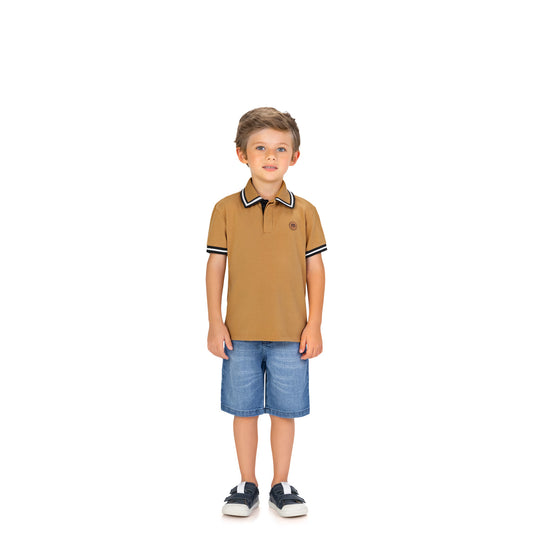 Niño con camiseta tipo polo café y cuello en contraste (tallas 2T a 8T)