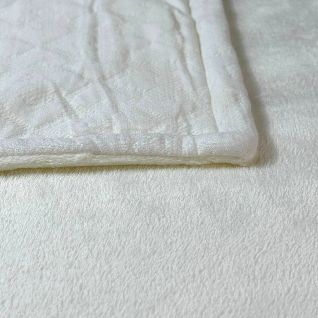 Cobija Corazones Bordado Surtido Blanco Azul Detalle