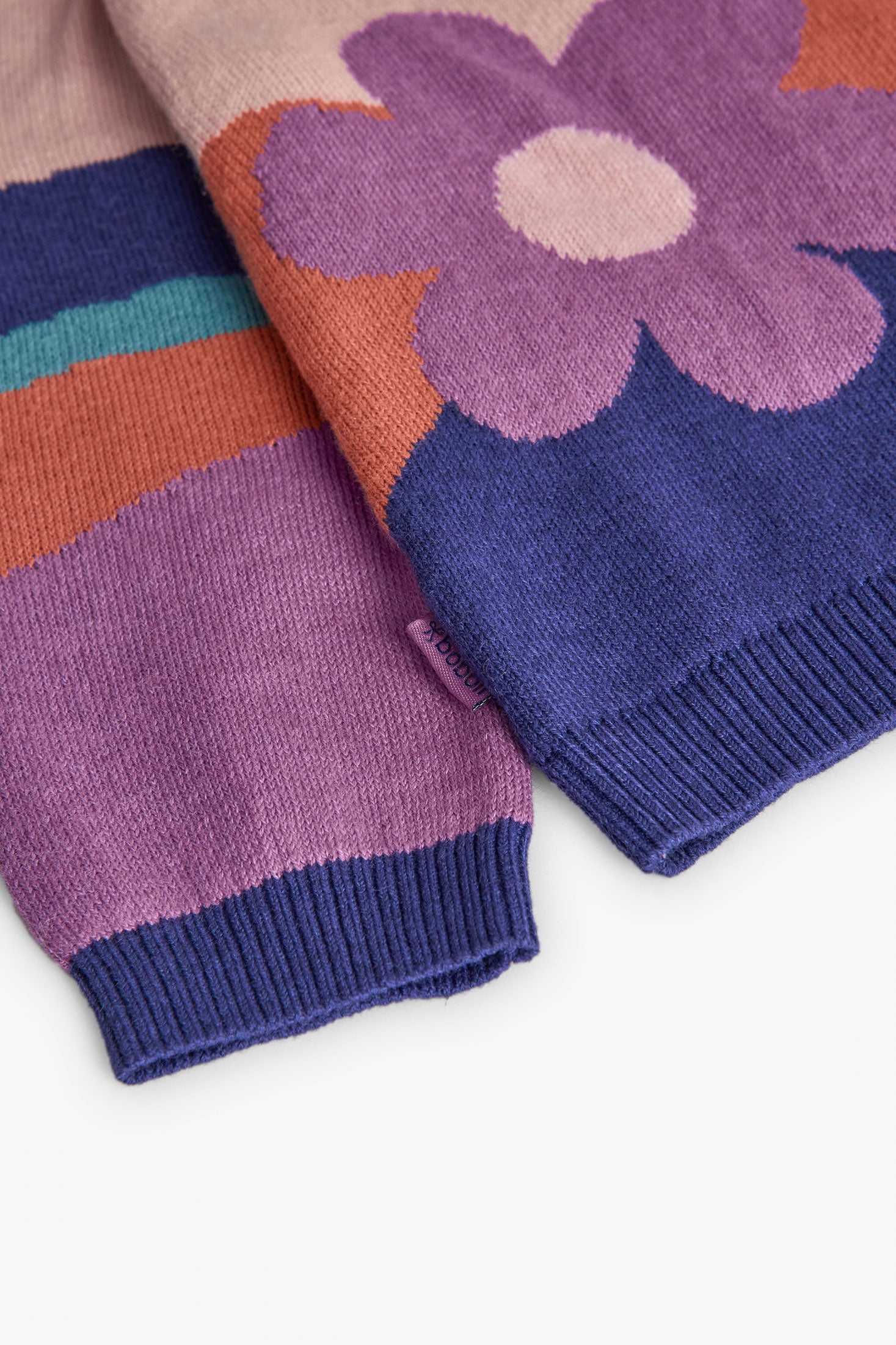 Saco infantil rosa lila con flores tejidas