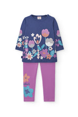 Detalle de estampado floral en camiseta azul