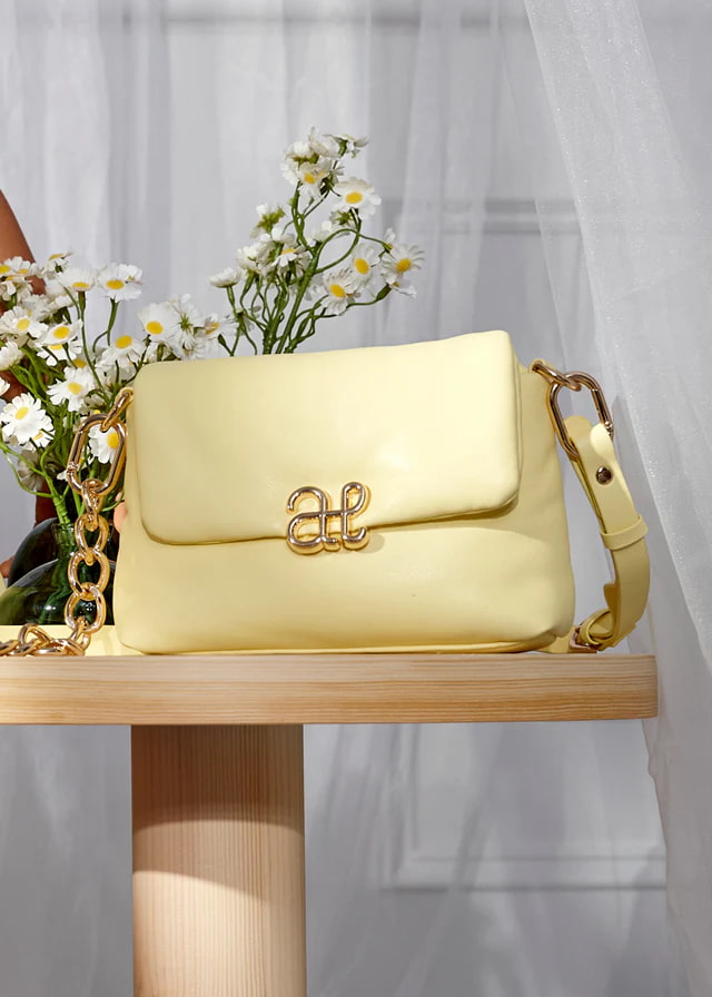 Bolso Puffy Amarillo & Lula Modelo