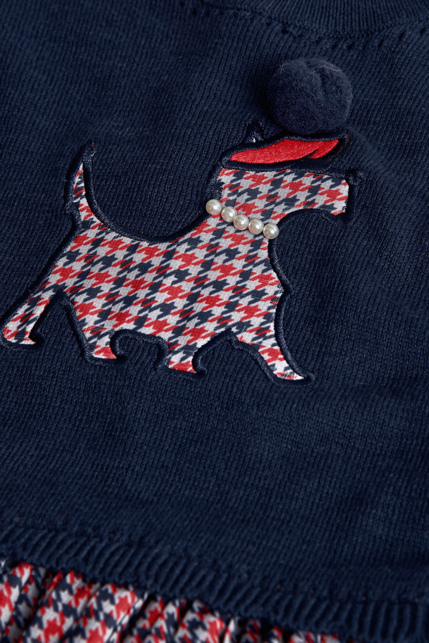 Detalle de perlas en aplique de perro