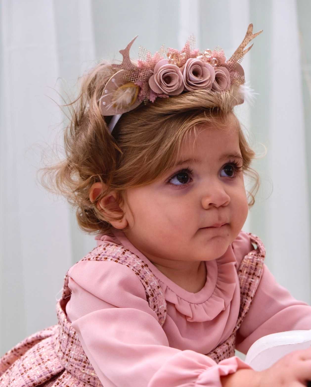 Balaca Flores y Perlas Con Aplique De Venado Blanco Navidad