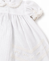 Vestido Ceremonia Encaje Bordado y Gorro Blanco detalle