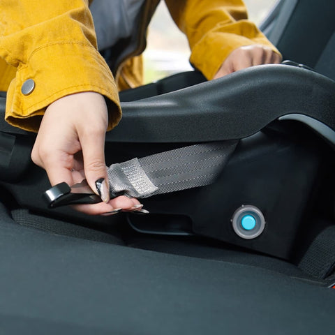 Silla de Carro con Base EZ-Lift Plus Negro Gris Baby Trend uso
