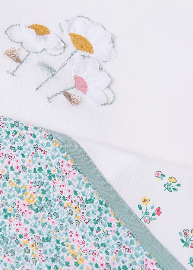 Cobija Estampado Flores Mayoral detalle