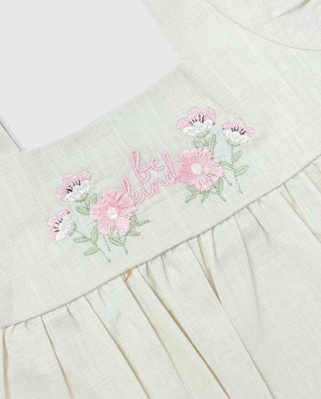 Conjunto Pantalón Denim Con Flor Bordada Beige Detalles