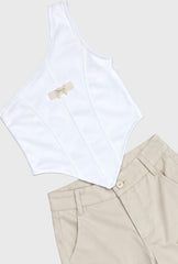 Blusa Blanca Pantalón Cargo Beige detalle