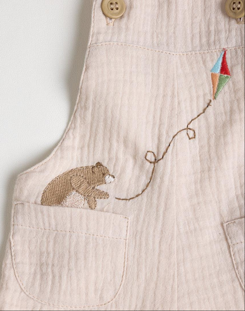 Overol Oso Bordado Arena Detalle