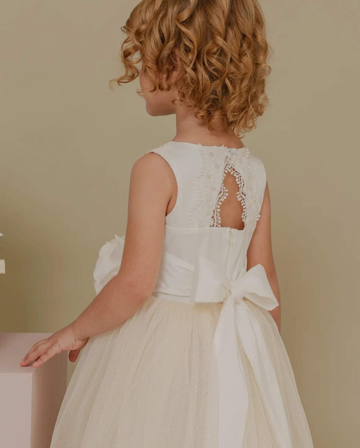 Vestido Bordado Clasico Beige Lilo escote