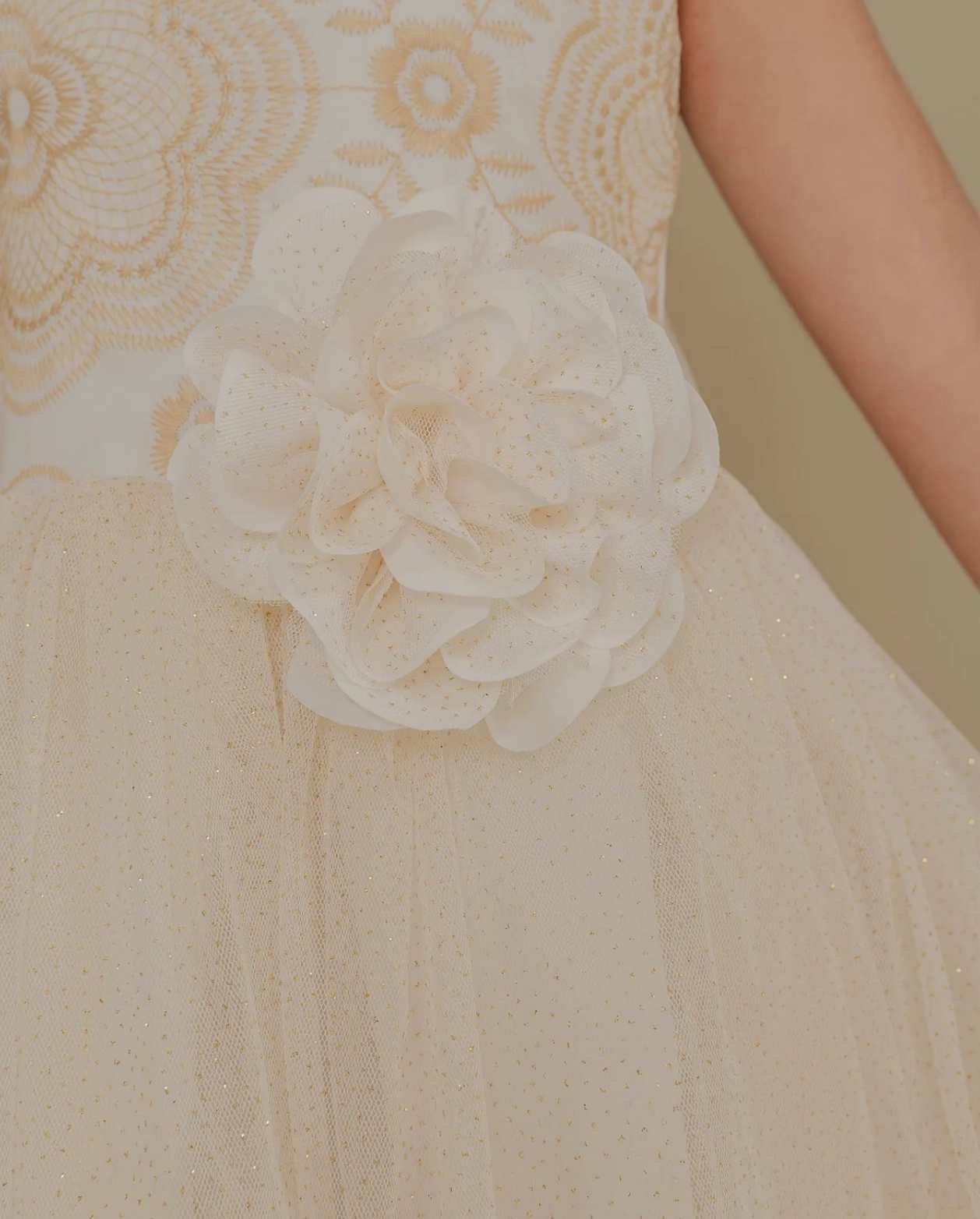 Vestido Bordado Clasico Beige Lilo detalle