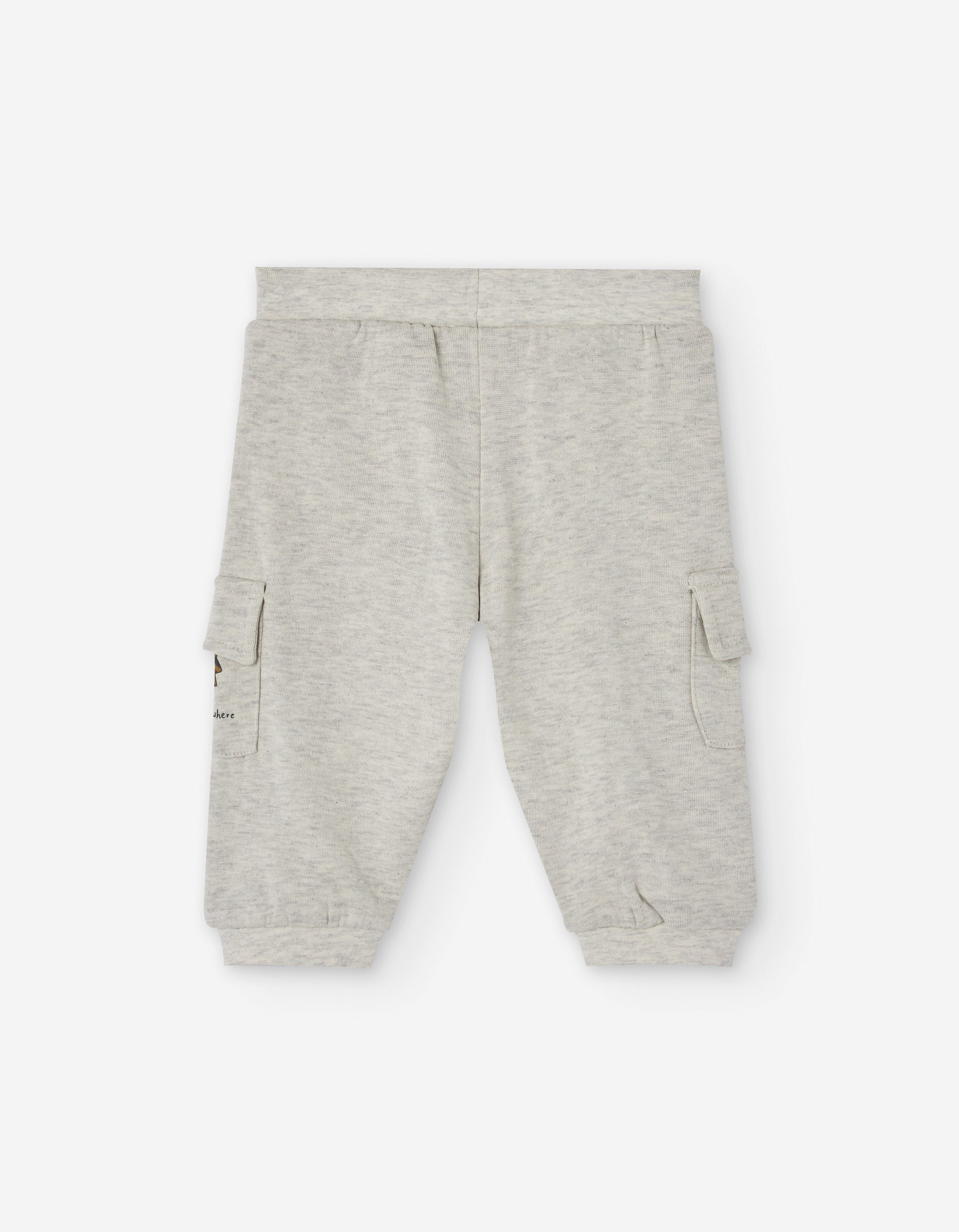 Detalle bolsillo lateral cargo pantalón bebé