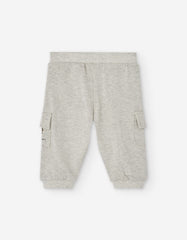 Detalle bolsillo lateral cargo pantalón bebé