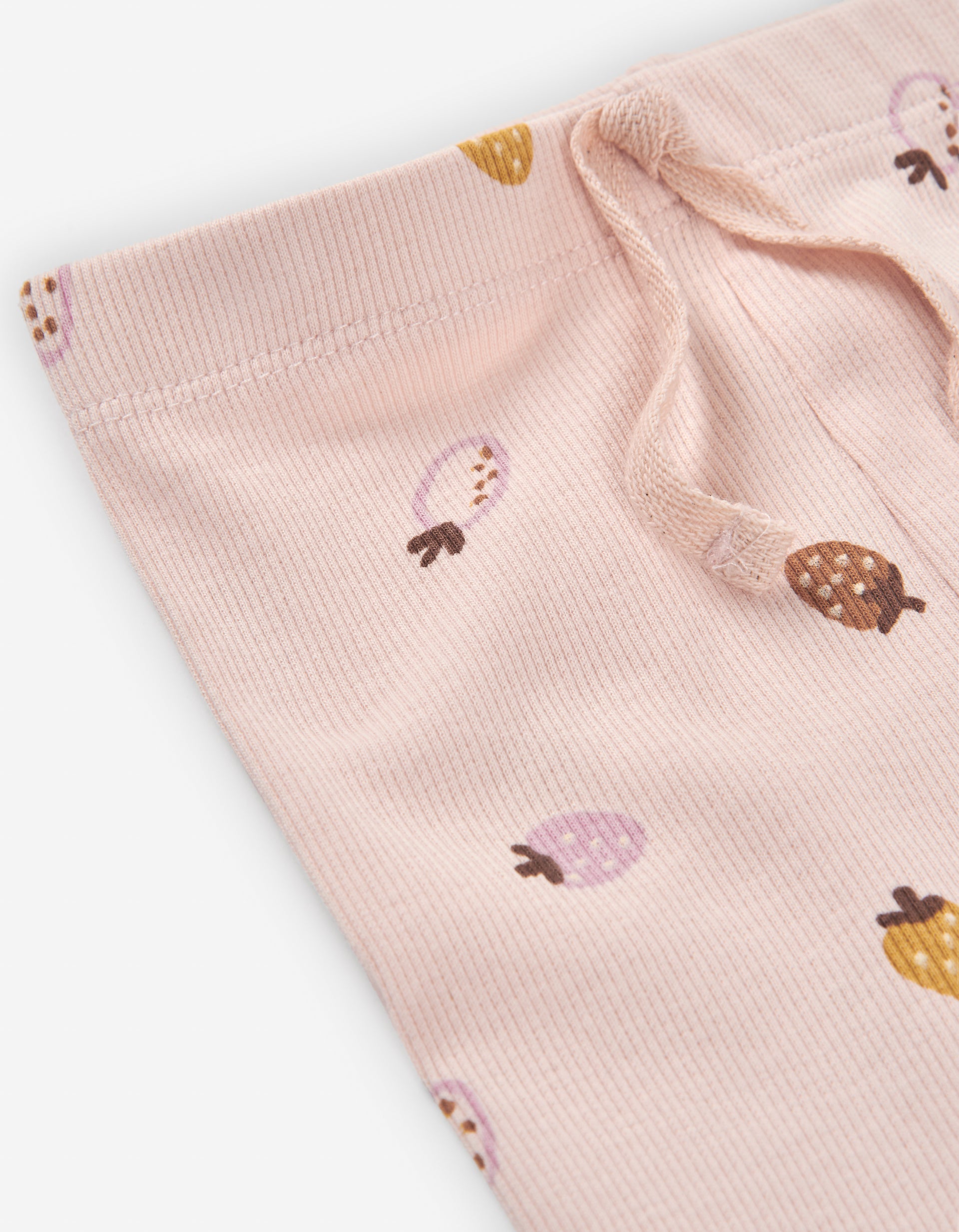 Detalle del estampado infantil en tela acanalada