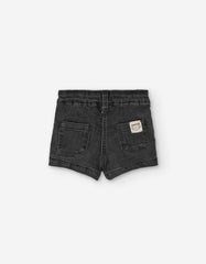 Vista frontal de falda short negra con botones metálicos