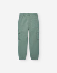 Vista frontal de pantalón jogger cargo infantil verde