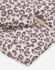 Vista trasera de chaqueta animal print para niña