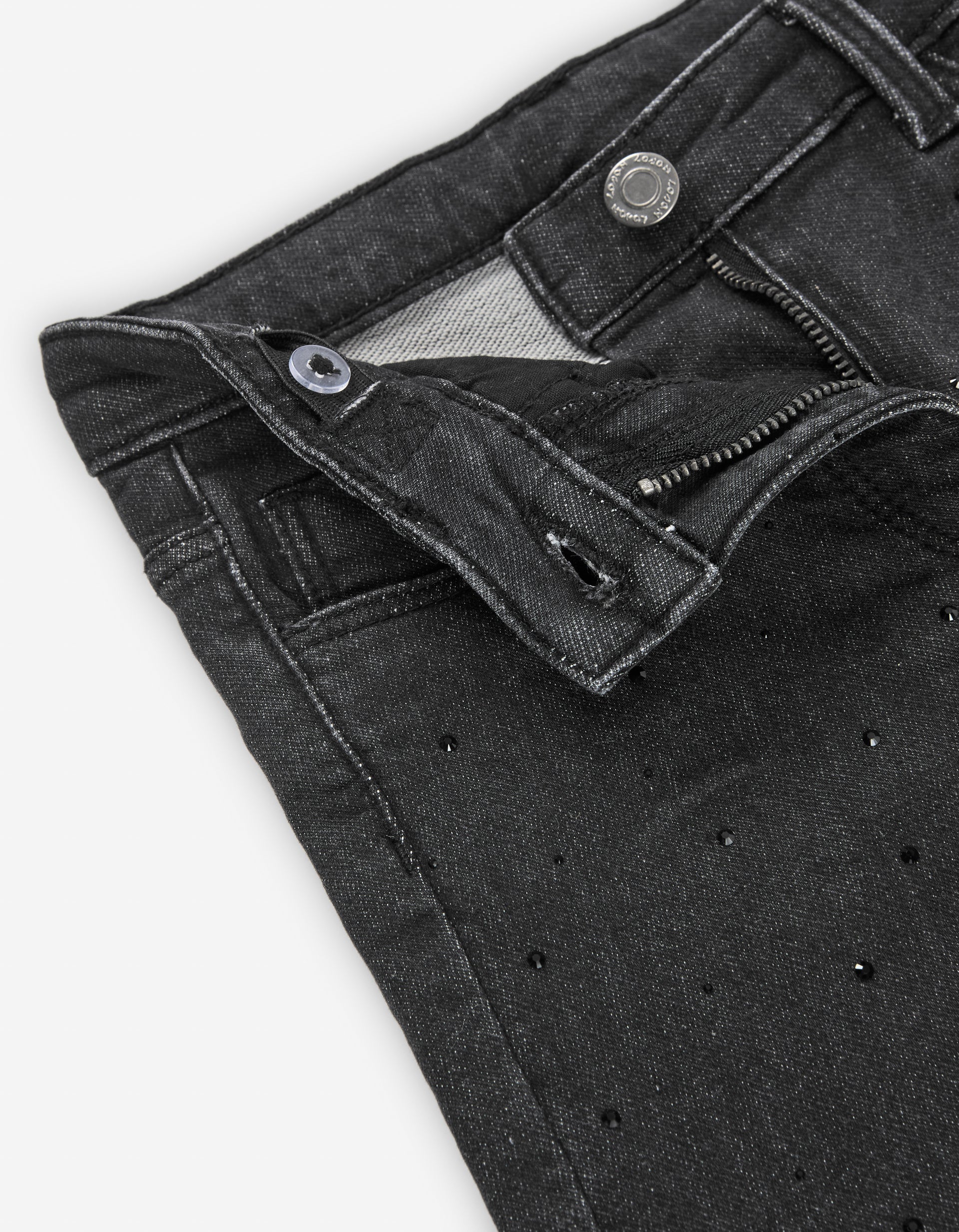 Detalle cinturilla y cierre con botón y cremallera